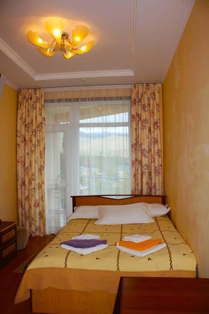 Tri Korony Hotell Cholpon-Ata Exteriör bild
