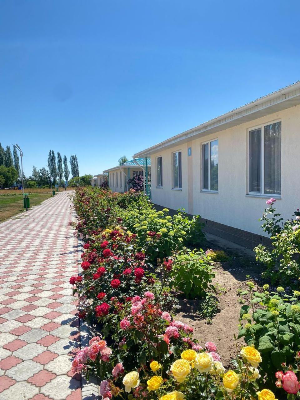 Tri Korony Hotell Cholpon-Ata Exteriör bild