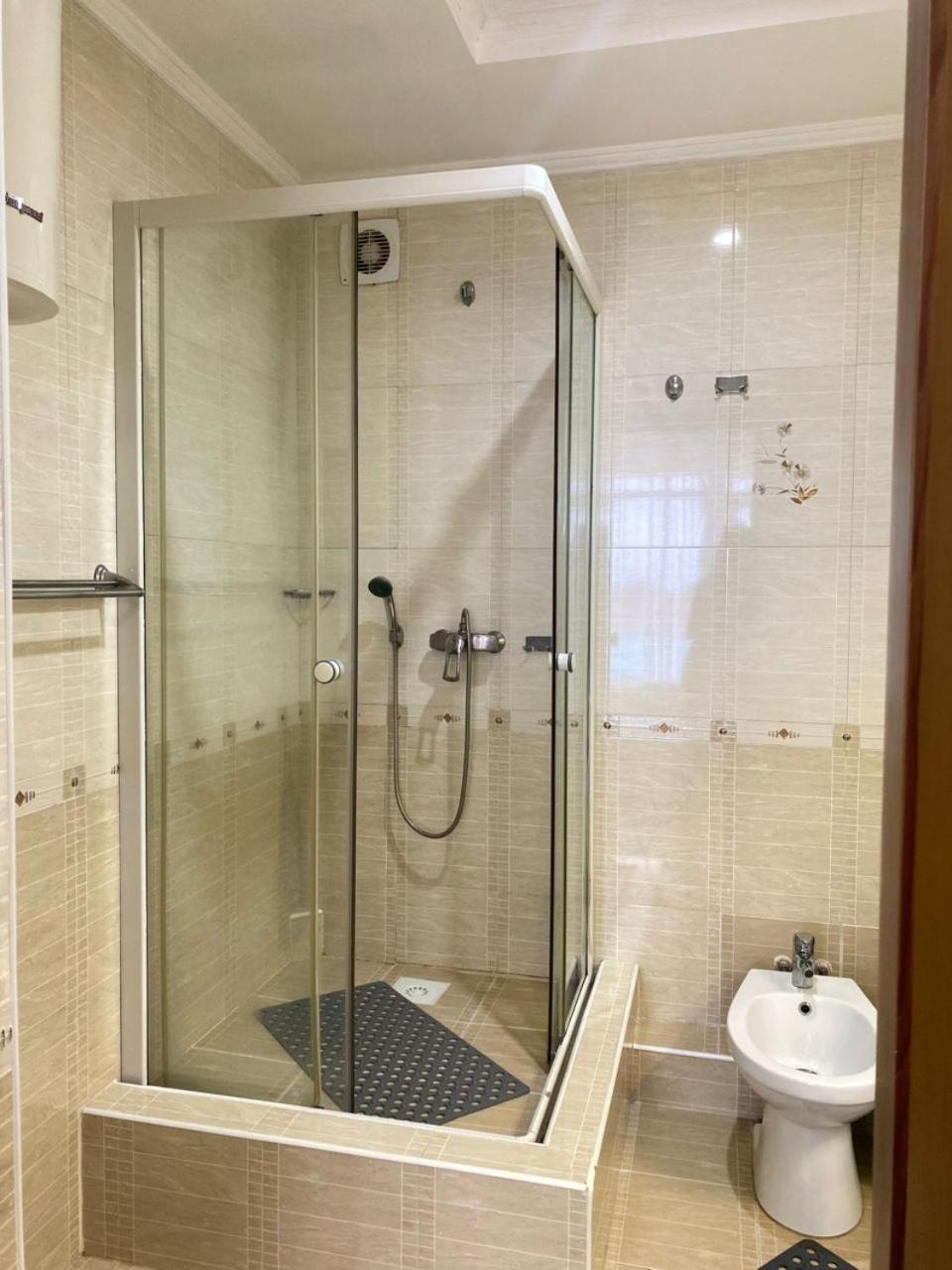 Tri Korony Hotell Cholpon-Ata Exteriör bild