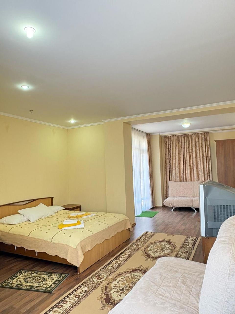 Tri Korony Hotell Cholpon-Ata Exteriör bild
