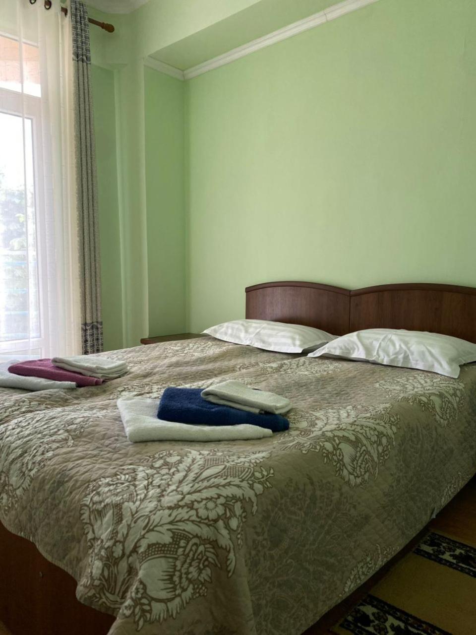 Tri Korony Hotell Cholpon-Ata Exteriör bild