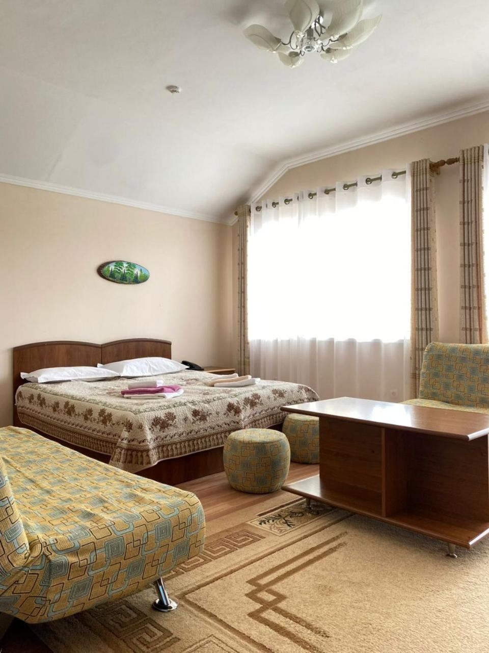 Tri Korony Hotell Cholpon-Ata Exteriör bild