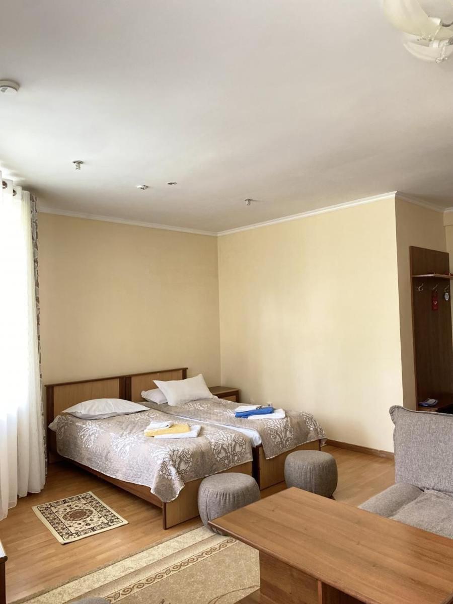 Tri Korony Hotell Cholpon-Ata Exteriör bild