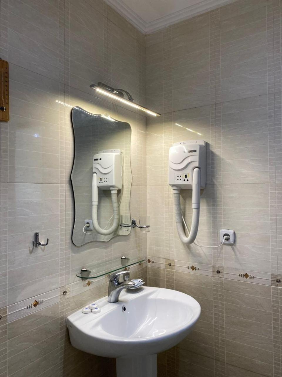 Tri Korony Hotell Cholpon-Ata Exteriör bild